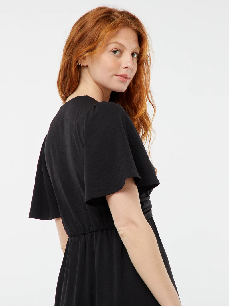 Long dress with crossed and tied collar